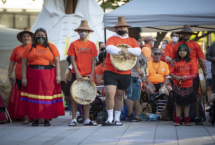 Gente asiste a una ceremonia y vigilia por 215 niños cuyos restos fueron hallados en la antigua Escuela Residencial Indígena Kamloops en Vancouver, Columbia Británica, Canadá, 21 de junio de 2021.