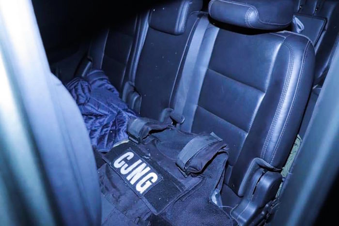 Chaleco táctico con las iniciales del CJNG. 