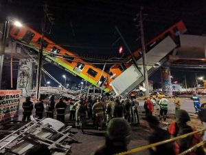 Dos vagones del Metro quedaron colgando del tramo elevado de la Línea 12, a la altura de la estación Olivos, esto luego de que una trabe se viniera abajo.