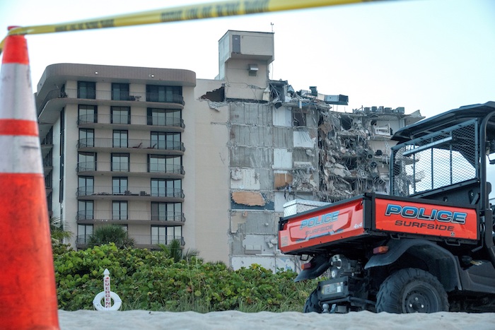 Al menos una persona ha muerto y varias han resultado heridas en el derrumbe parcial de un edificio de apartamentos de doce plantas en la ciudad de Miami, en el estado de Florida (EU), según informa la cadena de televisión CBS.