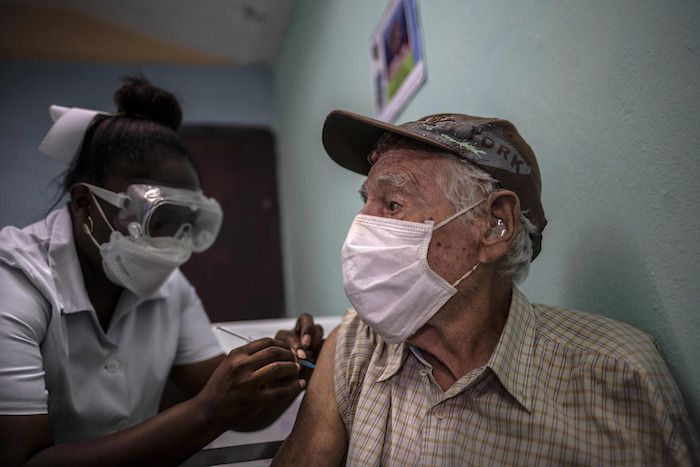 Un Hombre Recibe Una Inyección De La Vacuna Cubana Abdala Contra La Covid En Un Consultorio Médico En Alamar En Las Afueras De La Habana Cuba El Viernes De Mayo De