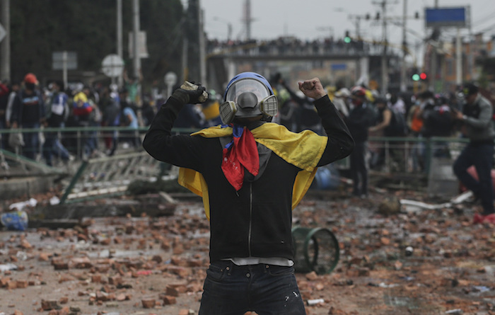 Manifestantes antigubernamentales chocan con la policía en Madrid, en las afueras de Bogotá, Colombia, el viernes 28 de mayo de 2021. 