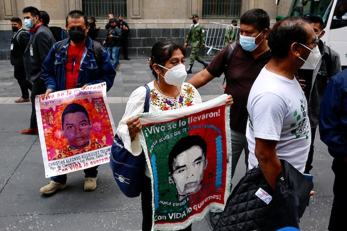 Padres de los 43 jóvenes desaparecidos de Ayotzinapa salen del Palacio Nacional, luego de una reunión con el Presidente de México, Andrés Manuel López Obrador, en la Ciudad de México. 