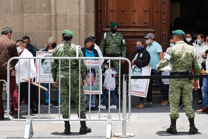 Padres de los 43 jóvenes desaparecidos de Ayotzinapa salen del Palacio Nacional, luego de una reunión con el Presidente de México, Andrés Manuel López Obrador, en la Ciudad de México. 