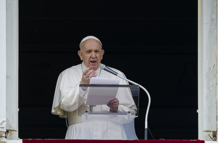 El Papa Francisco Hablando Desde La Ventana De Su Estudio Hacia La Plaza De San Pedro En Roma Italia El De Junio De