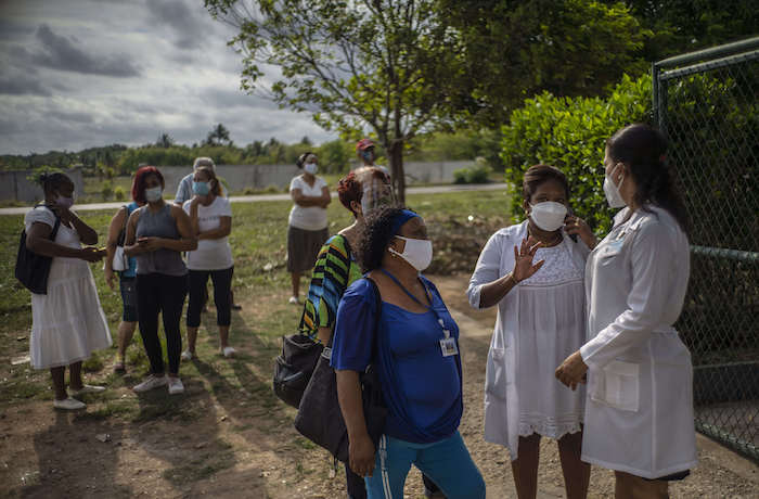 Personas Esperan Ser Vacunadas Con La Vacuna Cubana Abdala Contra La Covid Afuera De Un Consultorio Médico En Alamar En Las Afueras De La Habana Cuba El Viernes De Mayo De