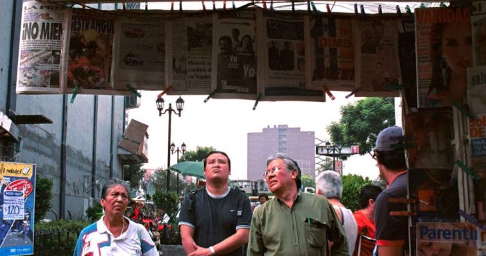 Un grupo de personas se detiene a leer los periódicos en la calle de Liverpool de la Ciudad de México.