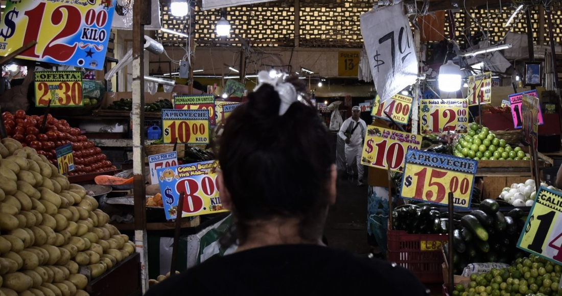 Venta de frutas y verduras en un mercado de la Ciudad de México.