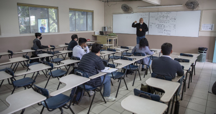 Simulacro de regreso a clases presenciales en una preparatoria en Baja California.