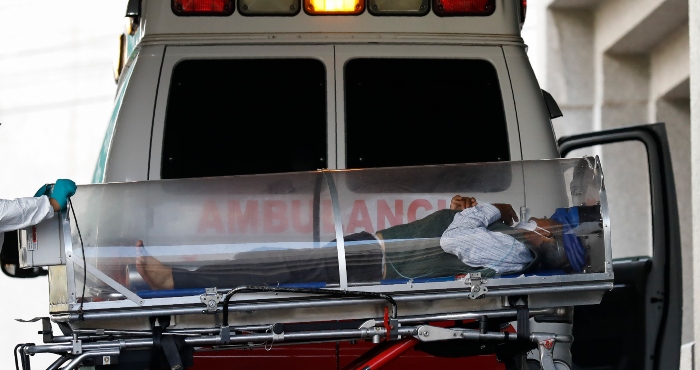 En esta fotografía del 10 de enero de 2021 un paciente es trasladado a un centro de tratamiento de COVID-19 en el Hospital General Dr. Carlos MacGregor en la Ciudad de México.