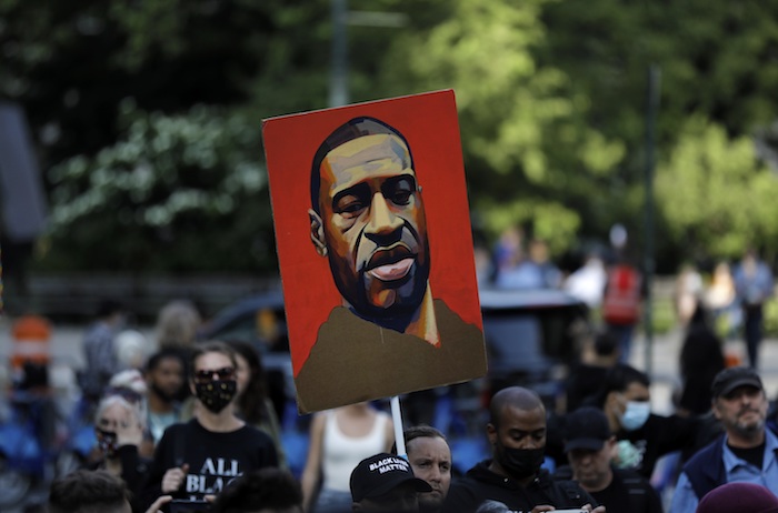 Vista De Un Cartel Con La Imagen Del Afroamericano George Floyd Durante Una Manifestación Que Pide Justicia Por Su Asesinato