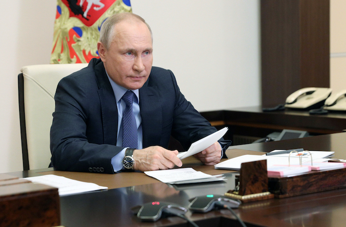 El Presidente ruso Vladimir Putin encabeza una reunión vía teleconferencia desde su residencia en Novo-Ogaryovo en las afueras de Moscú.