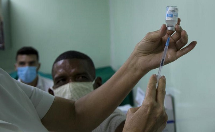 Eusebio Torres espera ser vacunado mientras una enfermera prepara la dosis de la vacuna cubana Abdala contra la COVID-19 en el hospital Gustavo Aldereguia de Cienfuegos, Cuba.