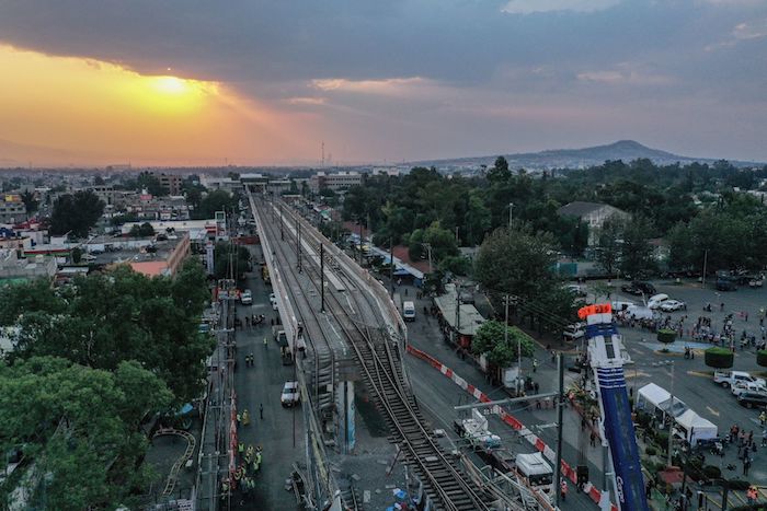 Peritos de la Fiscalía General de Justicia de la Ciudad de México (FGJ-CdMx) realizaron la revisión a la zona del derrumbe del tren del Metro de la Línea 12 en la estación Olivos, previo al inicio del proceso de remoción de escombros.