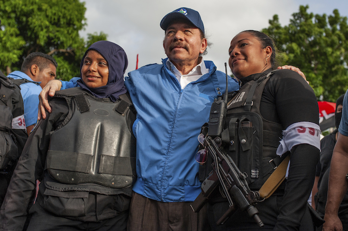 En esta fotografía de archivo del 13 de julio de 2018, la policía nicaragüense se toma una foto con el Presidente Daniel Ortega, luego de semanas de disturbios en Masaya, Nicaragua.