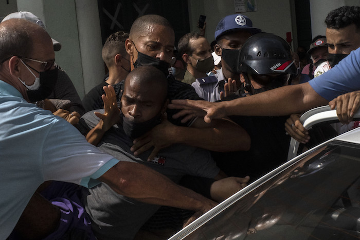 La policía detiene a un manifestante antigubernamental durante una protesta en La Habana, Cuba, el domingo 11 de julio de 2021.