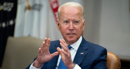 El Presidente Joe Biden habla durante una reunión con funcionarios el lunes 12 de julio de 2021 en el Salón Roosevelt de la Casa Blanca, en Washington.