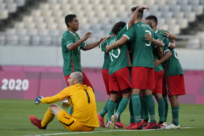 Los jugadores de México celebran el gol de Sebastián Córdova en la victoria 4-1 ante Francia en el futbol de los Juegos Olímpicos de Tokio 2020, el jueves 22 de julio de 2022, en Tokio.