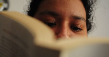 Una joven realiza una lectura en una biblioteca de la Ciudad de México.