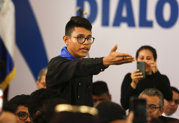 En esta fotografía de archivo del 16 de mayo de 2018, el representante estudiantil Lesther Alemán interrumpe al Presidente de Nicaragua, Daniel Ortega, gritando que debe detener la represión durante la apertura de un diálogo nacional en las afueras de Managua, Nicaragua.