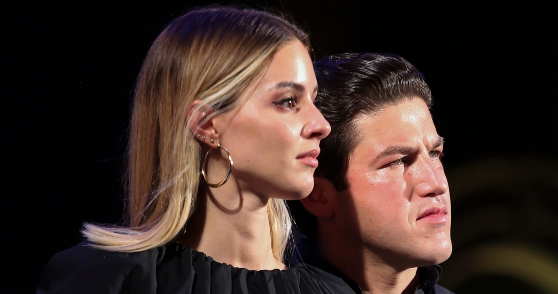 En esta imagen del 7 de junio de 2021, la youtuber Mariana Rodríguez y Samuel García, quien ganó las elecciones a la gobernación de Nuevo León, asisten a una celebración en la Macroplaza de Monterrey, en el estado de Nuevo León, México.