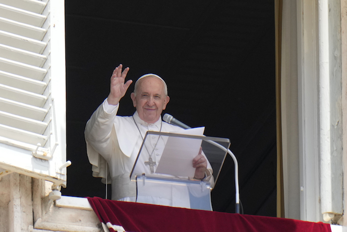 El Papa Francisco Saluda a La Multitud a Su Llegada Para La Plegaria Del Angelus En La Ventana De Su Estudio Con Vistas a La Plaza De San Pedro En El Vaticano El Domingo De Julio De