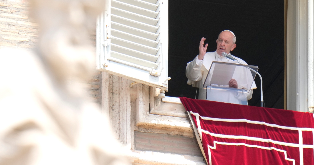 El Papa Francisco bendice a la multitud durante la plegaria del Angelus, en la ventana de su estudio con vistas a la Plaza de San Pedro, en el Vaticano, el domingo 4 de julio de 2021.