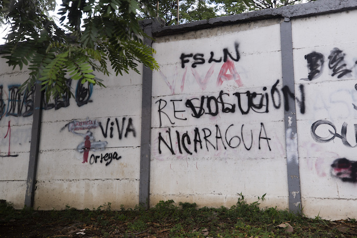 Una pared pintada con graffitis con un mensaje que alguna vez decía en español: "Resiste Nicaragua", fue pintado por otro que ahora dice "Viva la revolución" en Managua, Nicaragua, el jueves 17 de junio de 2021. 