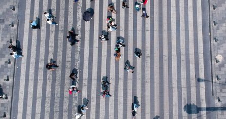 Personas caminan sobre paso peatonal en la Ciudad de México.