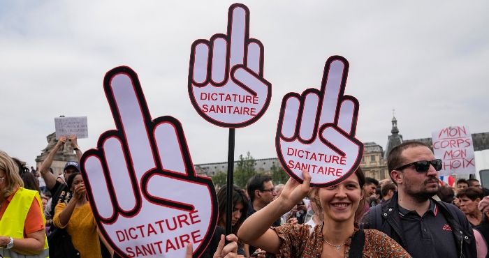 Manifestantes Antivacuna Muestran Carteles Contra Lo Que Llaman La Dictadura Sanitaria Durante Una Marcha En París El Sábado De Julio De