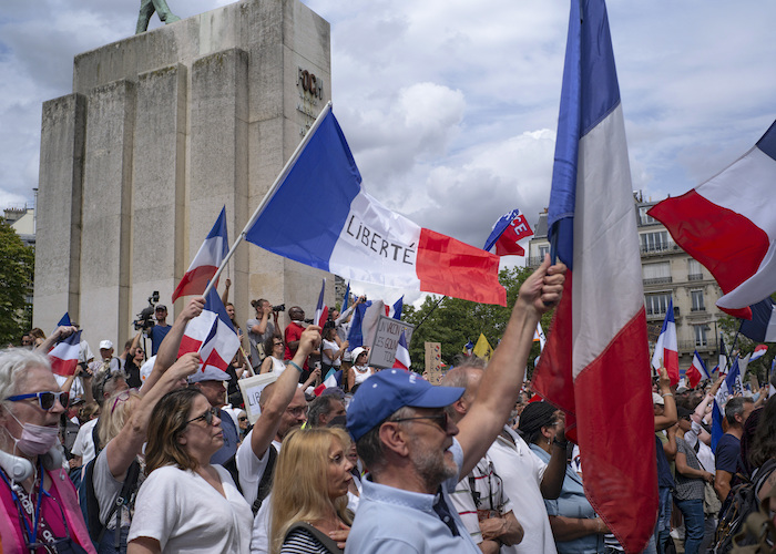 Miles protestan en la plaza del Trocadero, cerca de la Torre Eiffel, en París, Francia, el sábado 24 de julio de 2021, contra la presentación obligatoria de un pase especial de no COVID-19 que facilitará a quienes estén vacunados acceder a restaurantes y otros lugares, y hacer viajes al interior del país.