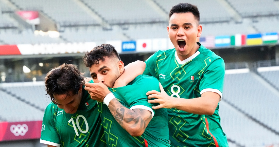 Alexis Vega (centro) celebra con sus compañeros Carlos Rodríguez (derecha) y Diego Lainez tras anotar un gol en la victoria 4-1 ante Francia en el futbol de los Juegos Olímpicos de Tokio 2020, el jueves 22 de julio de 2022, en Tokio.