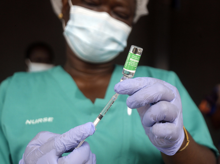 En esta imagen de archivo del viernes 12 de marzo de 2021, una enfermera prepara una de las primeras vacunas contra la COVID-19 en Nigeria, con el fármaco de AstraZeneca producido por el Serum Institute of India y distribuido a través de la iniciativa global Covax, en el hospital Yaba Mainland de Lagos, Nigeria.