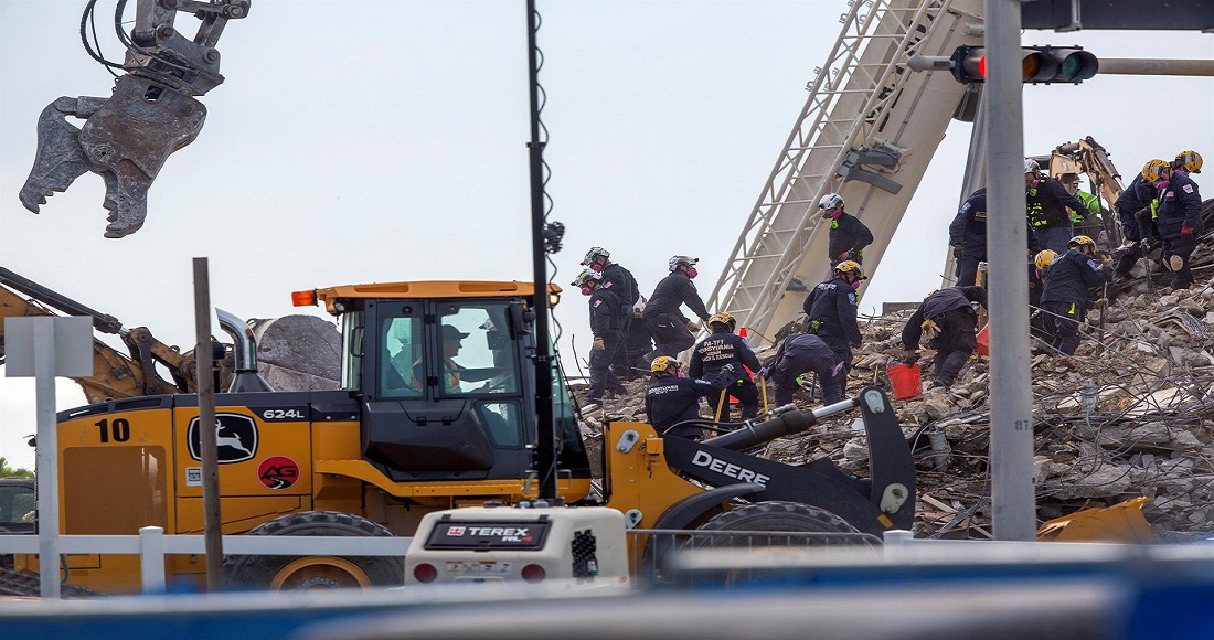 Rescatistas laboran sobre los escombros del edificio Champlain Towers South, Miami, Florida.