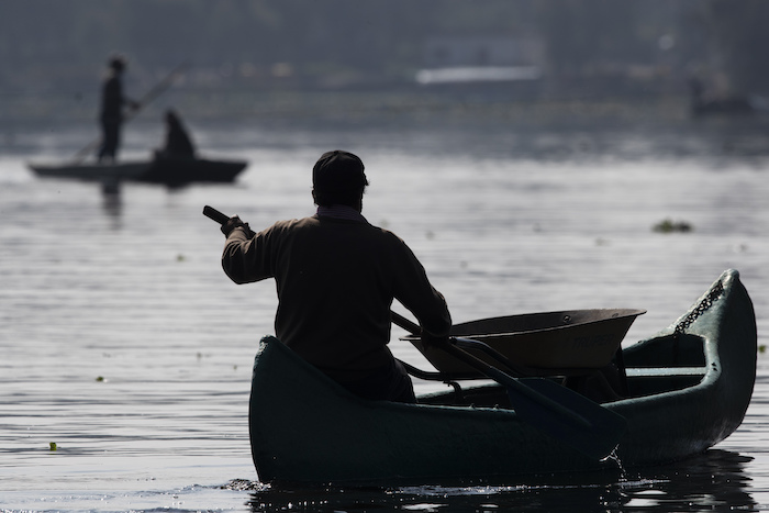 Un agricultor lleva una carretilla en su canoa mientras rema hasta su granja flotante, conocida como "chinampa", en Xochimilco, en la Ciudad de México, el 12 de agosto de 2021, mientras la capital mexicana se prepara para conmemorar el 500 aniversario de la caída de la capital azteca, Tenochtitlan.