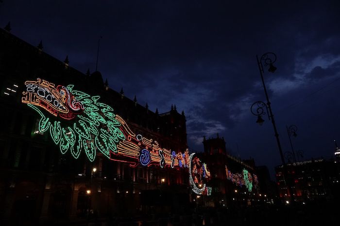 Alumbrado instalado en el Zócalo de la Ciudad de México para conmemorar los "500 años de Resistencia Indígena".