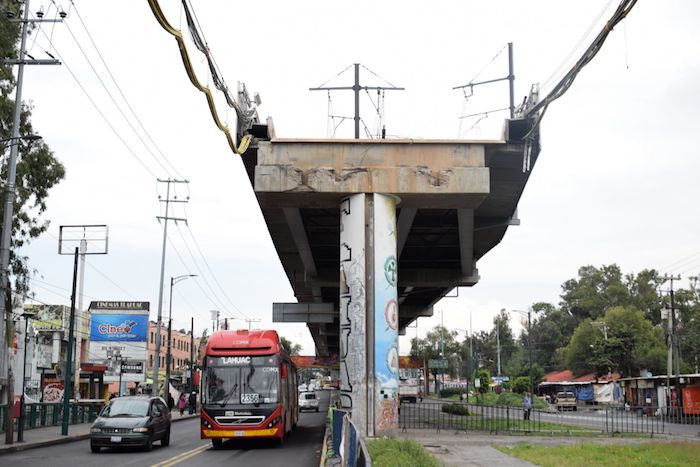 Aspectos de la zona cero del derrumbe de un tramo de la Línea 12 del Metro de la Ciudad de México.