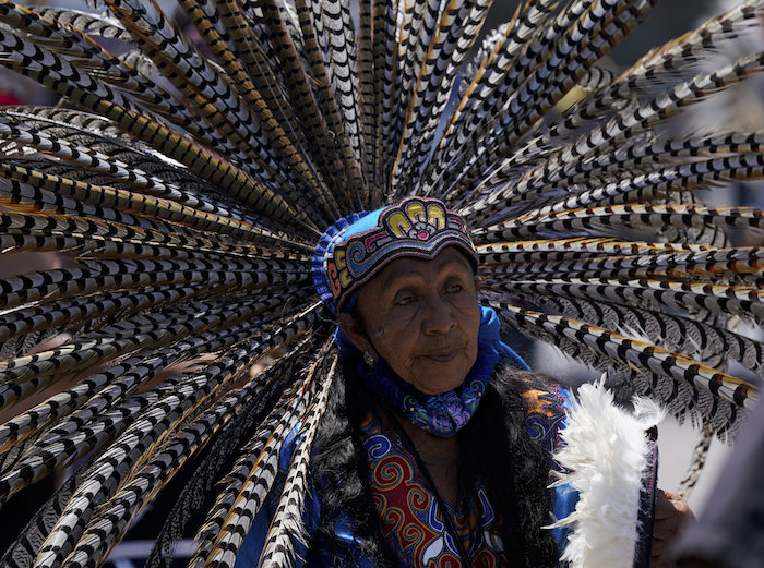 Una bailarina se une a una actuación para conmemorar el 700 aniversario de la fundación de la ciudad azteca de Tenochtitlan, hoy conocida como Ciudad de México, en la Plaza del Zócalo, en la Ciudad de México, el 26 de julio de 2021, en plena pandemia del coronavirus.