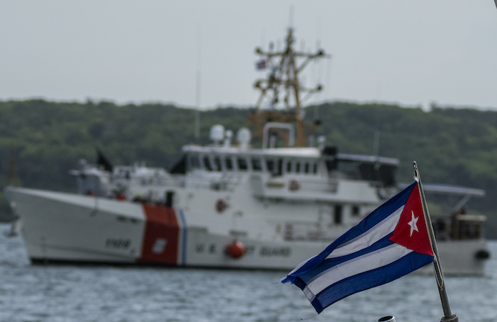 Un buque de la Guardia Costera cubana y el buque "Charles Sexton" de la Guardia Costera de Estados Unidos en Bahía Orozco en Artemisa, Cuba, el 29 de junio del 2021.