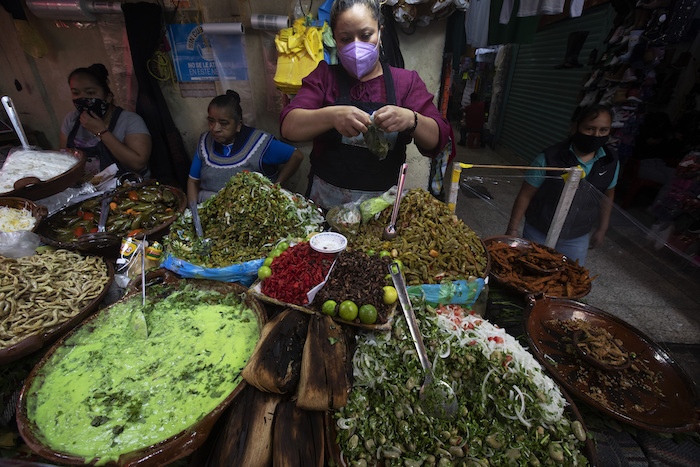 Cangrejos, saltamontes y otras delicias locales, expuestas en un puesto de comida en el mercado de Xochimilco, en la Ciudad de México, el 12 de agosto de 2021, mientras la capital mexicana se prepara para conmemorar el 500 aniversario de la caída de la capital azteca, Tenochtitlan. Los canales y jardines flotantes de Xochimilco son los últimos remanentes de un vasto sistema de transporte de agua construido por los aztecas para abastecer su capital. 