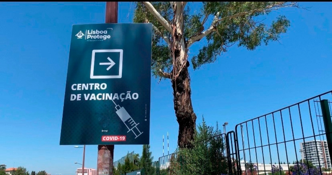 Cartel del centro de vacunación del Estadio Universitario de Lisboa.