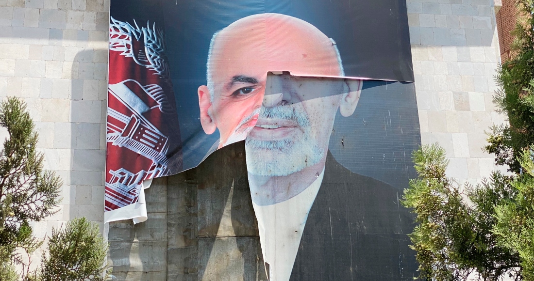 Un cartel con la imagen del expresidente afgano Ashraf Ghani este jueves en Kabul.