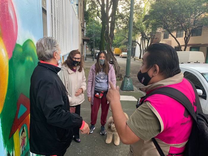 Personal Del Ine Y Ciudadanos Que Acudieron a Votar a Una Casilla De La Alcaldía Benito Juárez De La Ciudad De México