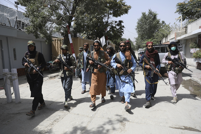 Combatientes talibanes patrullan por el vecindario de Wazir Akbar Khan, en Kabul, Afganistán, el 18 de agosto de 2021. 