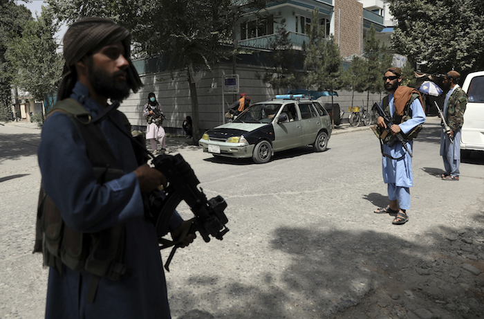 Combatientes talibanes hacen guardia en un puesto de control en el vecindario de Wazir Akbar Khan, en Kabul, el 18 de agosto de 2021.