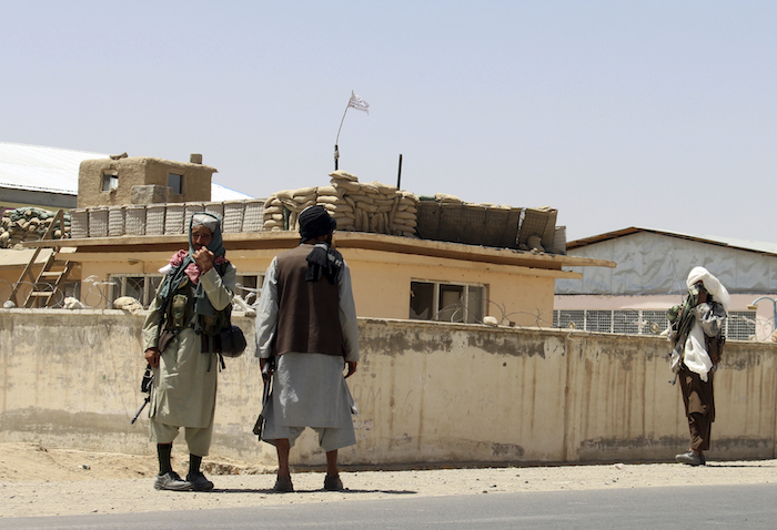 Combatientes talibanes montan guardia afuera de la ciudad de Ghazni, en el suroeste de Kabul, Afganistán, el viernes 13 de agosto de 2021.