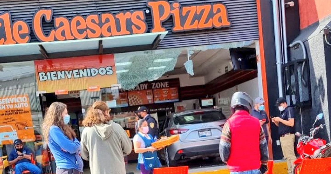 Conductora choca contra pizzería