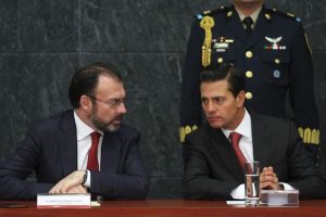 Luis Videgaray, execretario de Relaciones Exteriores, y Enrique Peña Nieto, expresidente de México, durante la ceremonia en donde se presentó el "Estudio de la Política Turística de México", realizada en la residencia oficial de Los Pinos en 2017.