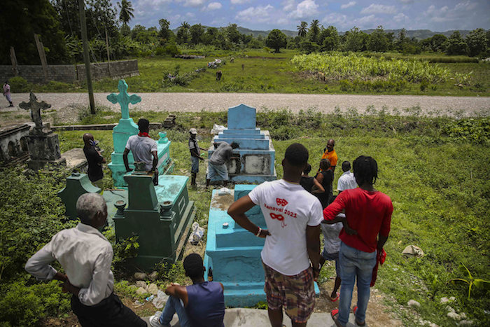 Parientes asisten al entierro de Francois Elmay, fallecido durante el terremoto del 14 de agosto del 2021, en un cementerio de Tobek, Haití. Foto del 18 de agosto.