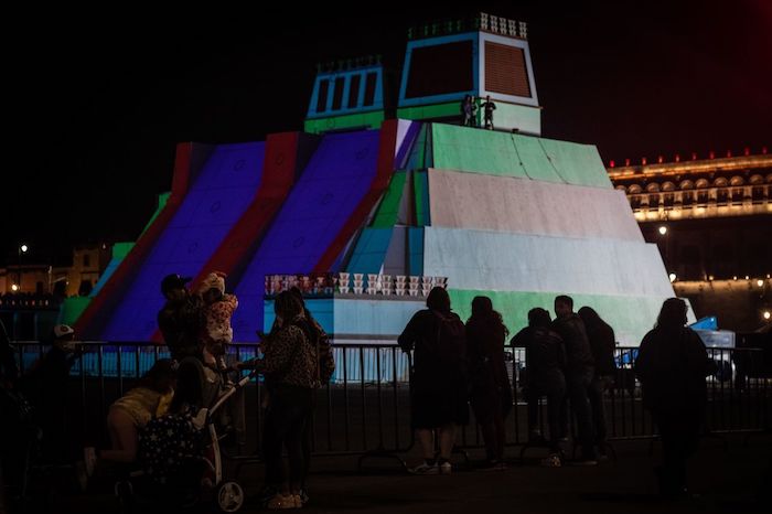 Habitantes de la Ciudad de México aprecian el espectáculo de luces en la maqueta del Templo Mayor. 